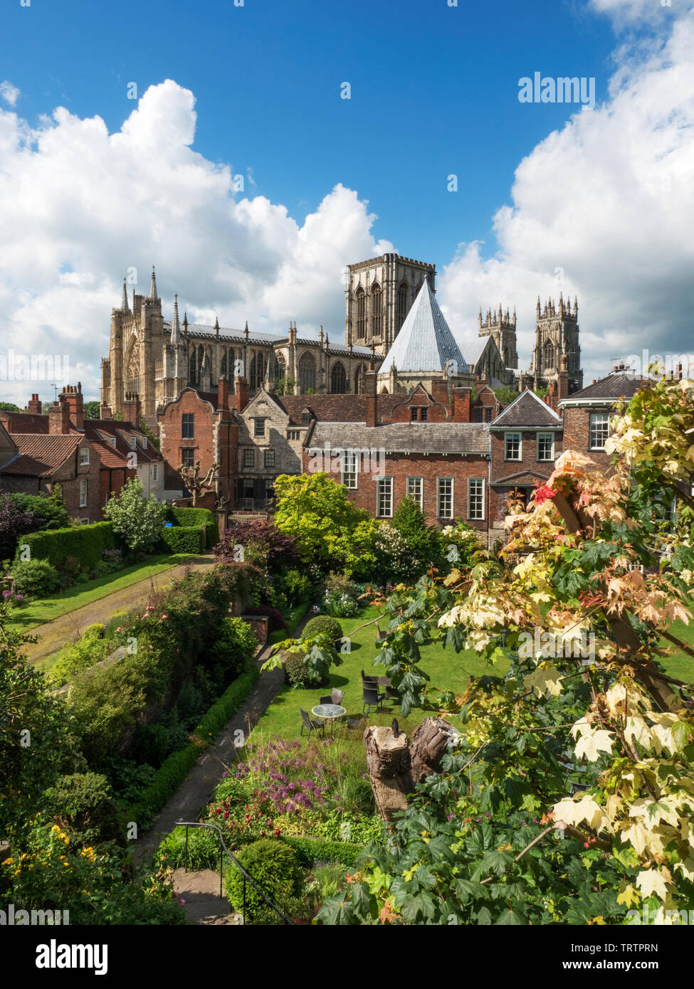 Vista del lato nord della cattedrale di York Minster dalle mura della città vicino a Monk Bar della città di York Yorkshire Inghilterra Foto Stock