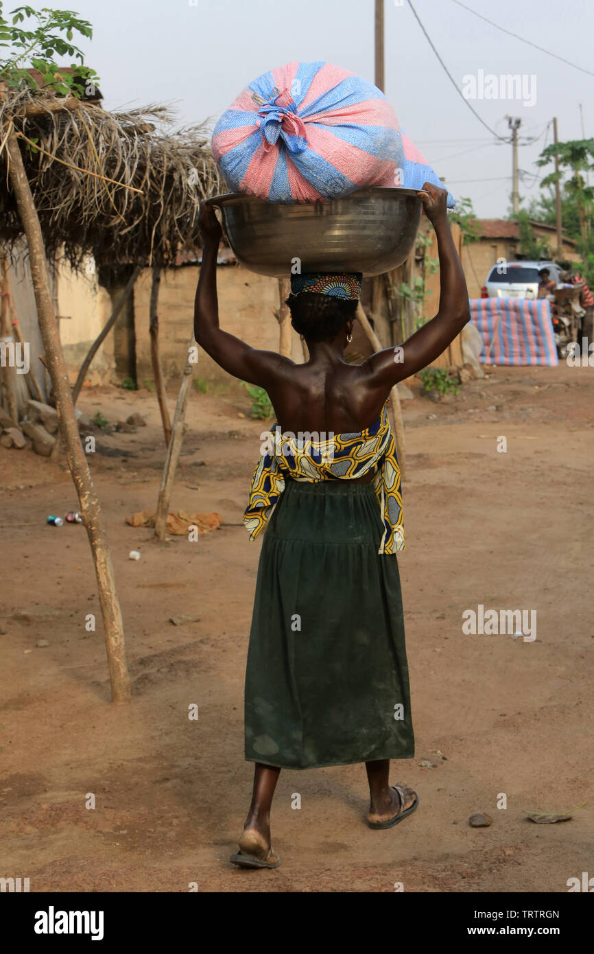 Togolaise transportant des disposizioni dans une bassine sur sa tête. La convenzione di Lomé. Il Togo. Afrique de l'Ouest. Foto Stock