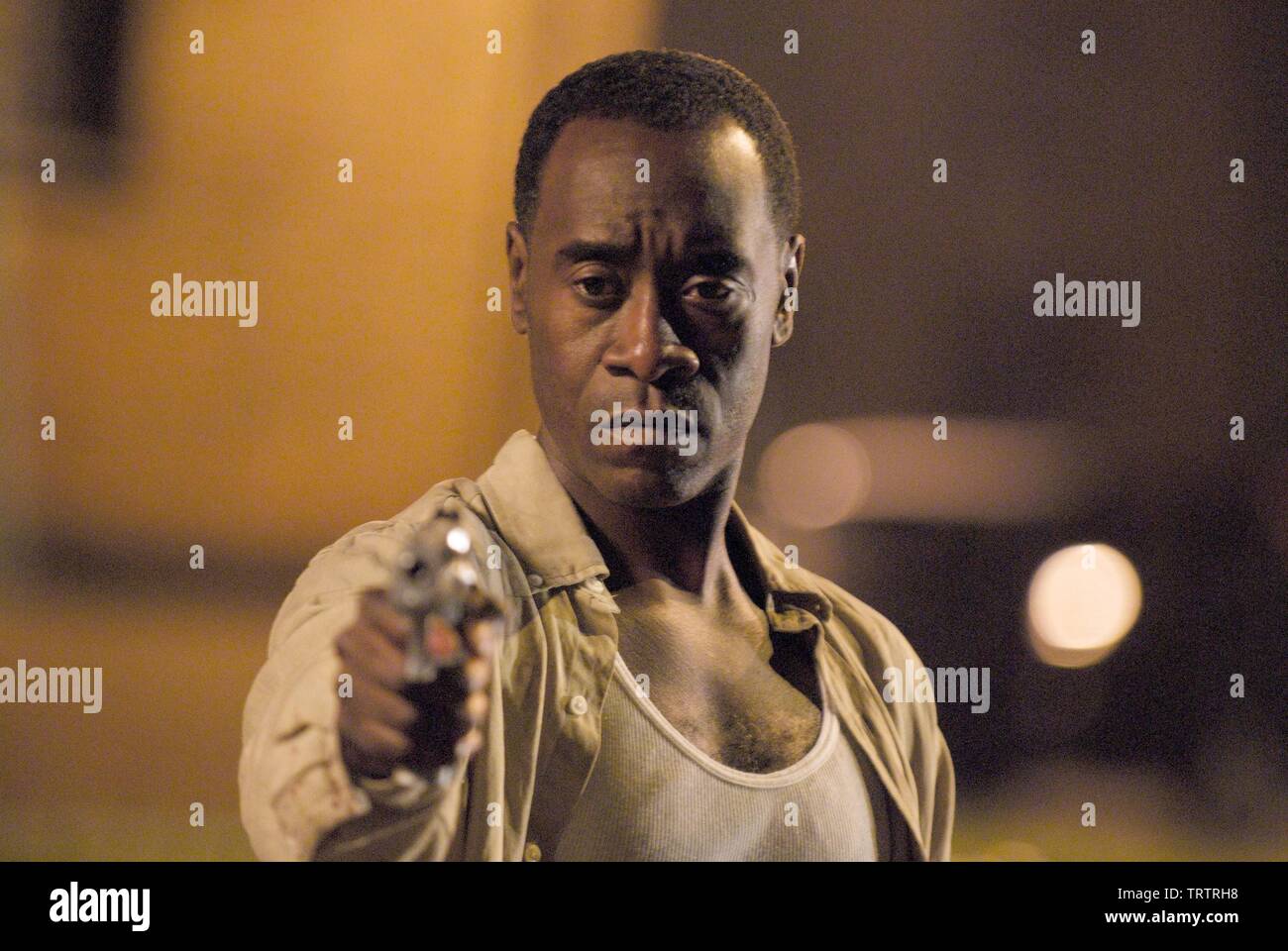 DON CHEADLE in BROOKLYN I MIGLIORI (2009). Copyright: solo uso editoriale. No merchandising o copertine di libri. Questa è una distribuita pubblicamente handout. I diritti di accesso soltanto, senza licenza di copyright fornite. Solo per essere riprodotto in concomitanza con la promozione di questo film. Credito: millennium film/thunder road productions / Album Foto Stock