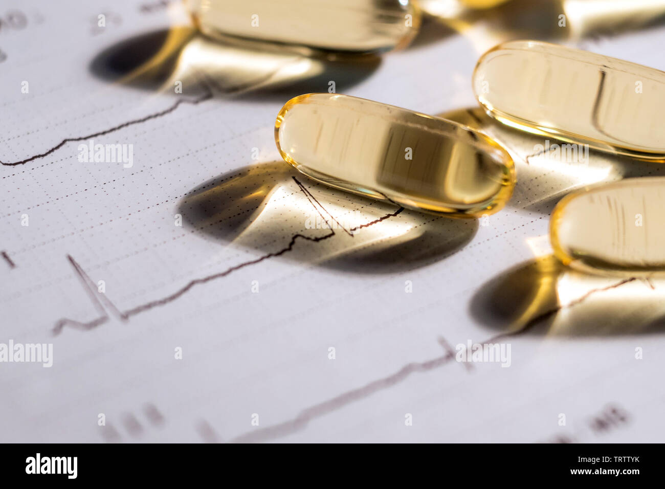 Cardiogram e omega 3 pillole. concetto cuore sano Foto Stock