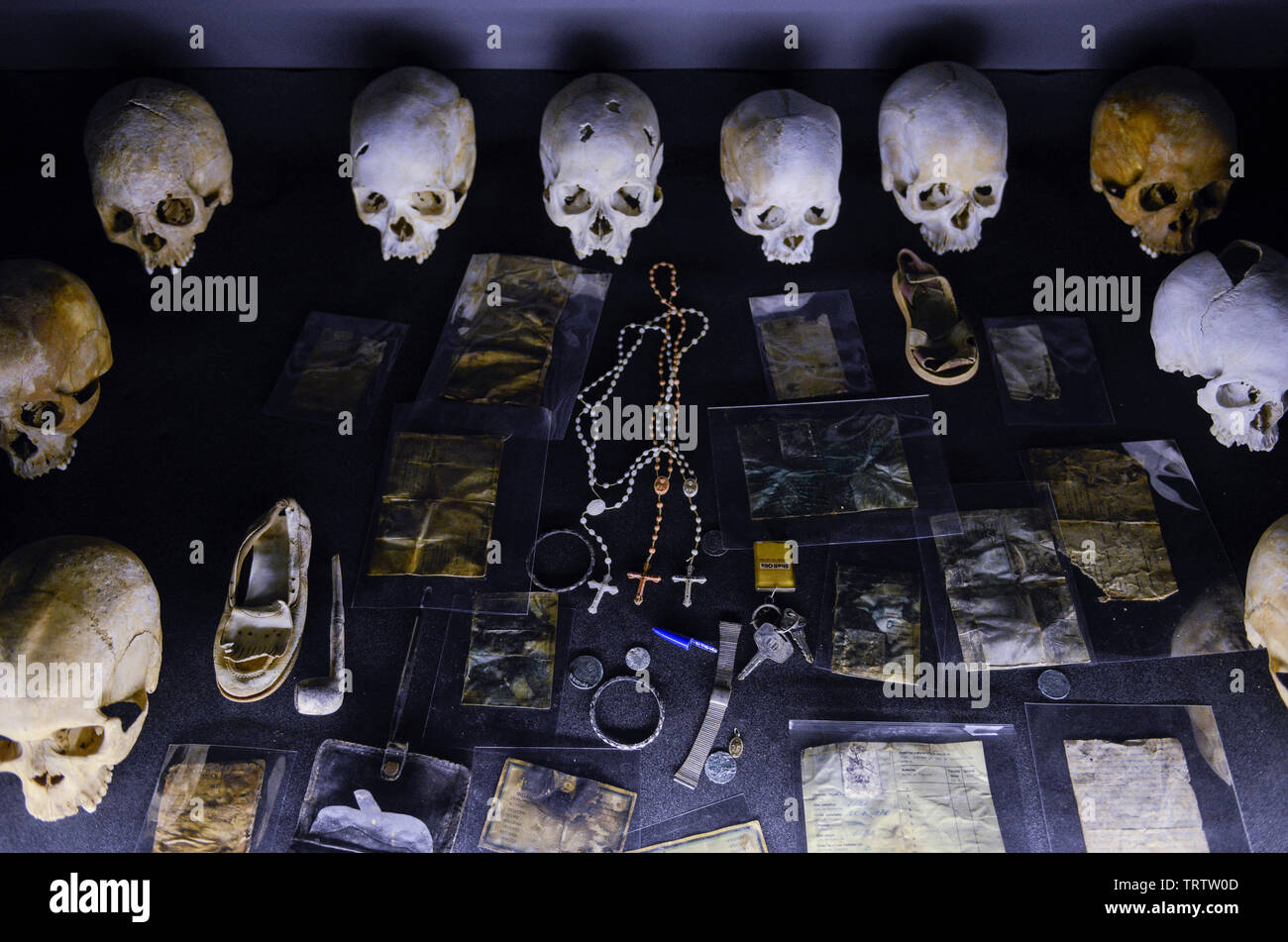 Il Ruanda, Kigali, Kigali Genocide Memorial , un museo e memoriale per ricordare il genocidio del 1994 in cui circa un milione di Tutsi furono assassinati da Hutu, teschi di ucciso vittime Tutsi / RUANDA, Kigali, Voelkermorddenkmal, museo, Denkmal und Ruhestaette fuer 250.000 Opfer des Genozids an der Tutsi Bevoelkerungsgruppe im Jahr 1994, Kigali Genocide Memorial, Totenschaedel ermordeter Tutsi Foto Stock