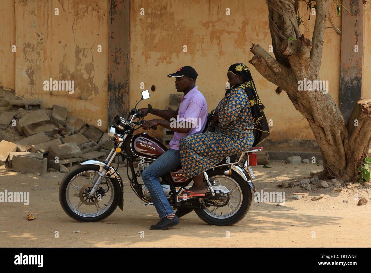 Conduite en motomotocyclette. Il Togo. Afrique de l'Ouest. Foto Stock