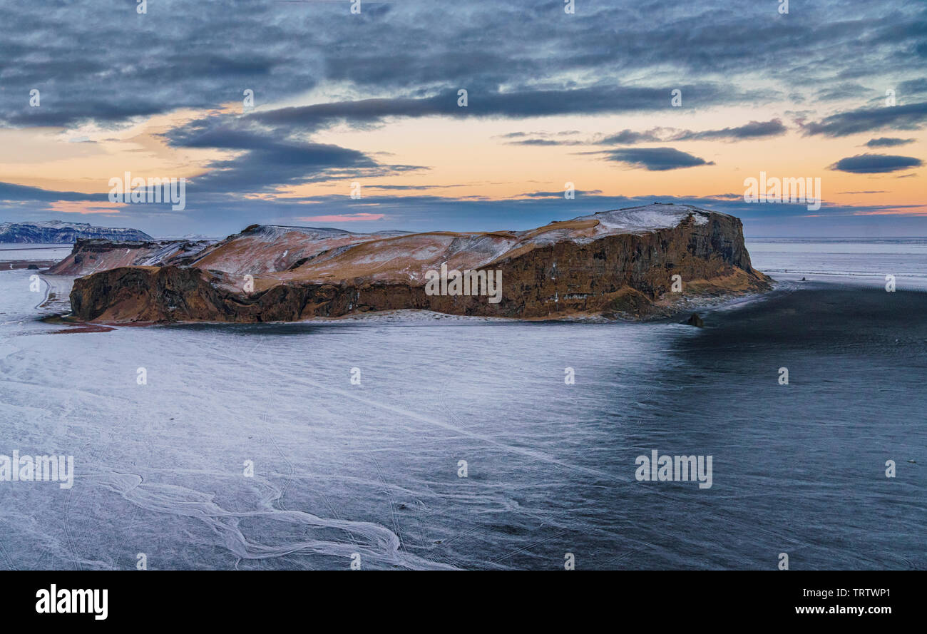 Paesaggio, Hjorleifsholfdi, South Coast, Islanda. La montagna si trova sul Myrdalssandur dilavamento plain vicino Vik. Foto Stock