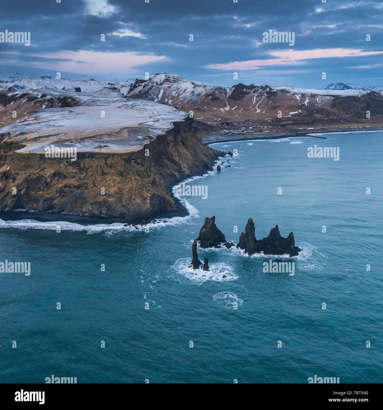 Pile di mare, spiaggia Reynisfjara, Mt. Reynisfjall, South Coast, Islanda Foto Stock