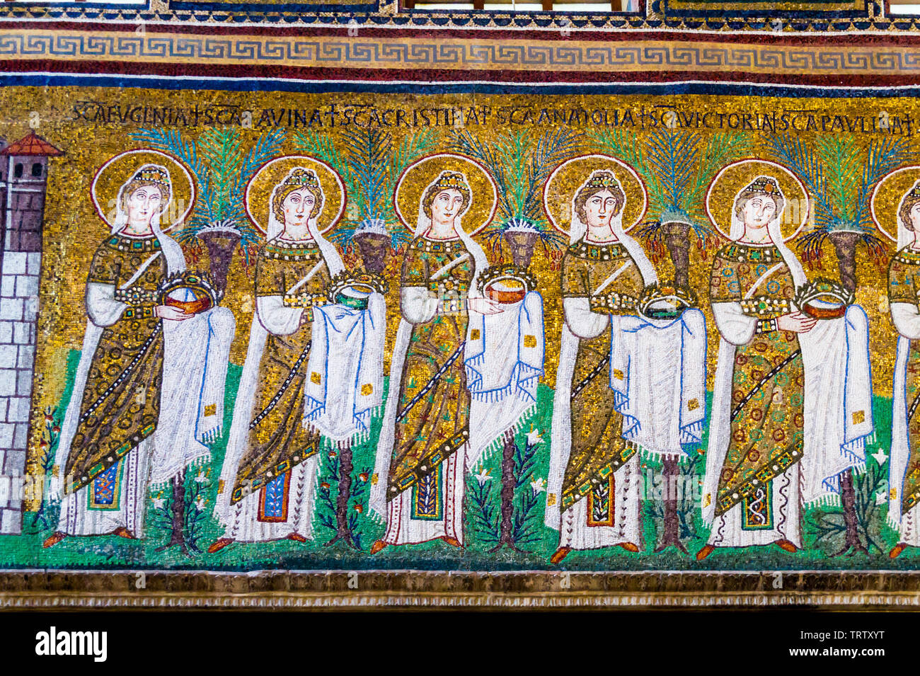 Mosaici, 22 sante martiri, chiesa di Sant'Apollinare Nuovo, c 500annuncio, Ravenna, Emilia Romagna, Italia Foto Stock