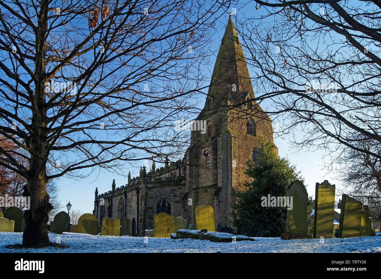 UK,Derbyshire,Peak District,Spero,la chiesa di San Pietro durante il periodo invernale Foto Stock