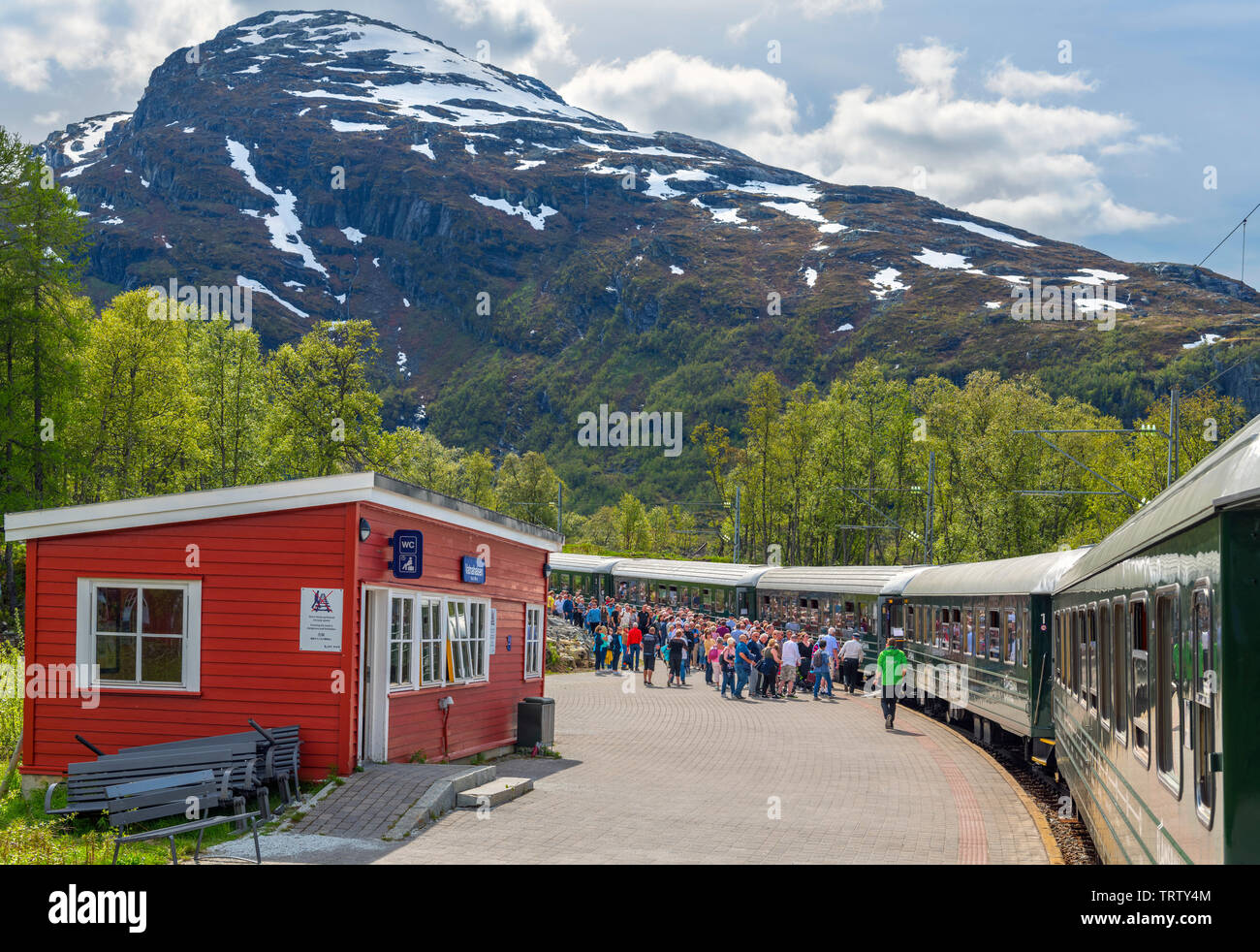 I passeggeri sulla piattaforma alla stazione Vatnahalsen, Flam Railway (Flåmsbana), Flåm, Sogn og Fjordane, Norvegia Foto Stock