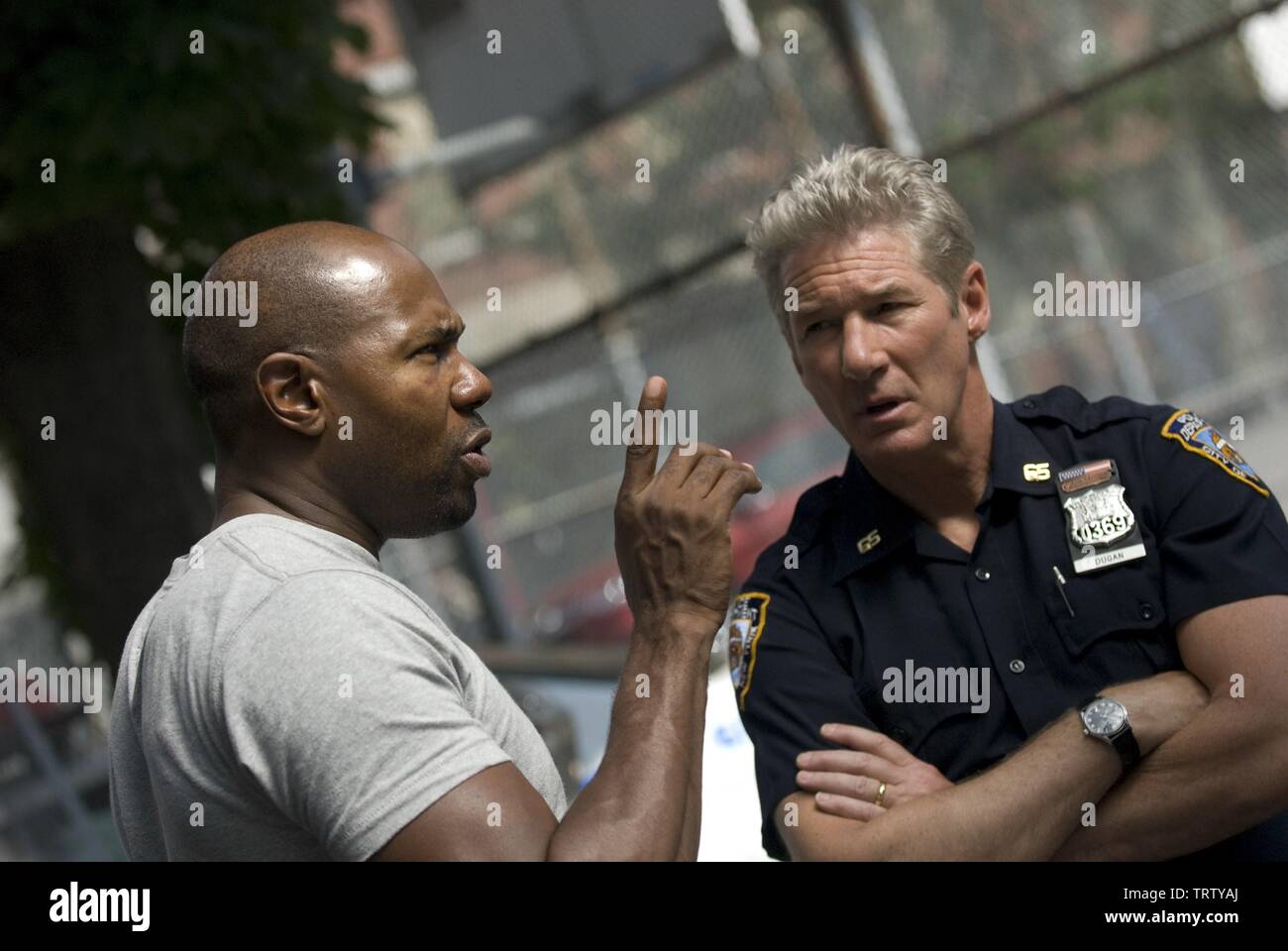 RICHARD GERE e Antoine Fuqua in BROOKLYN I MIGLIORI (2009). Copyright: solo uso editoriale. No merchandising o copertine di libri. Questa è una distribuita pubblicamente handout. I diritti di accesso soltanto, senza licenza di copyright fornite. Solo per essere riprodotto in concomitanza con la promozione di questo film. Credito: millennium film/thunder road productions / Album Foto Stock