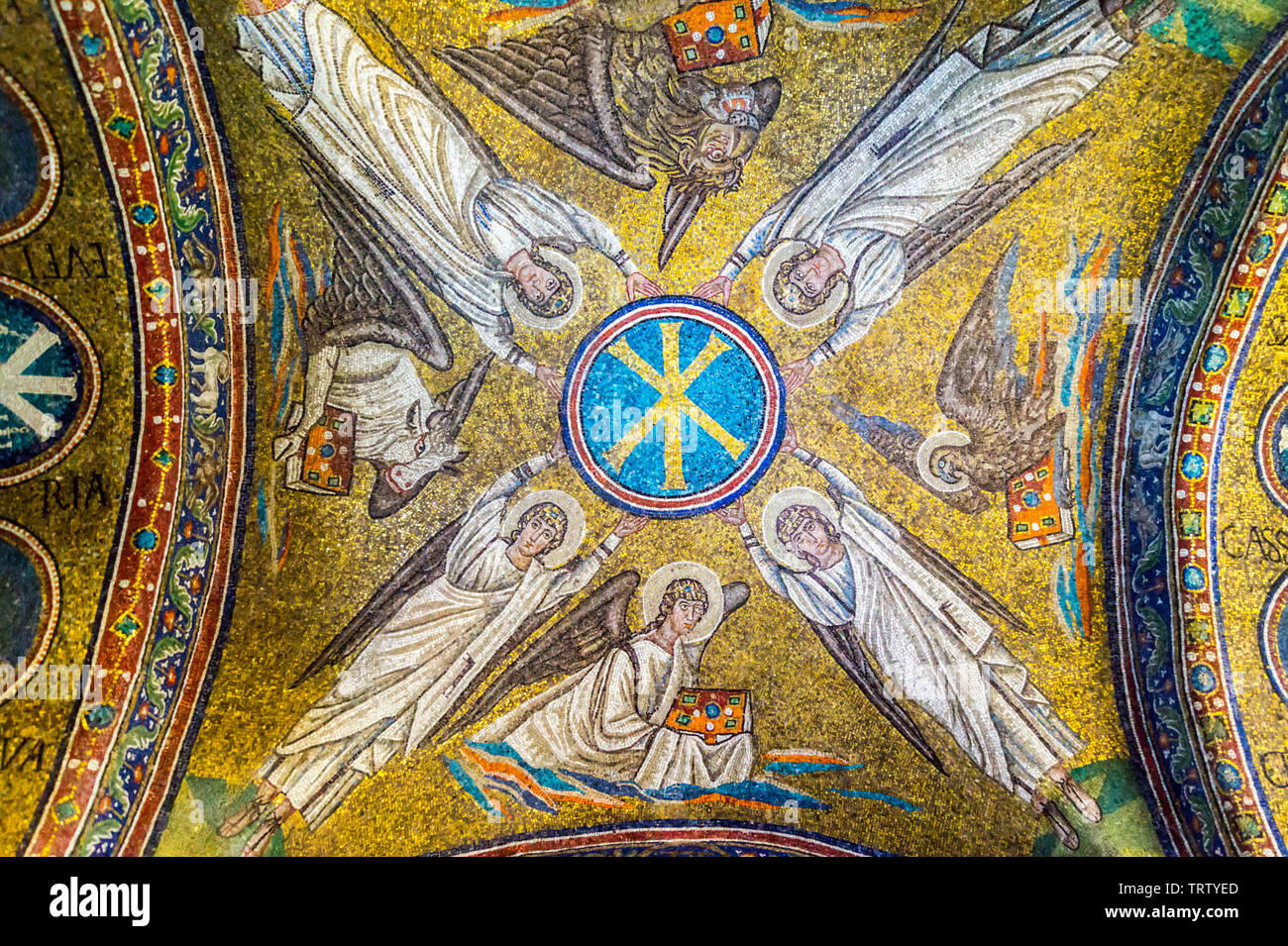 Mosaici di Arcangeli, Cappella Arcivescovile di Sant'Andrea, c 500annuncio, Ravenna, Emilia Romagna, Italia Foto Stock