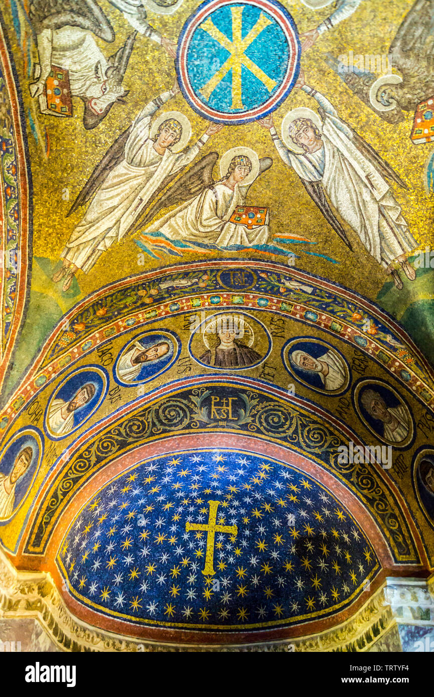 Mosaici di Arcangeli, Cappella Arcivescovile di Sant'Andrea, c 500annuncio, Ravenna, Emilia Romagna, Italia Foto Stock