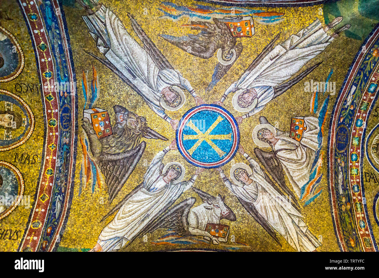Mosaici di Arcangeli, Cappella Arcivescovile di Sant'Andrea, c 500annuncio, Ravenna, Emilia Romagna, Italia Foto Stock