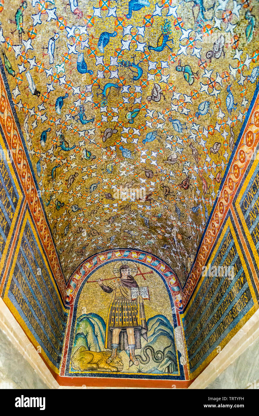 Mosaico di Cristo come un guerriero, Cappella Arcivescovile di Sant'Andrea, c 500annuncio, Ravenna, Emilia Romagna, Italia Foto Stock