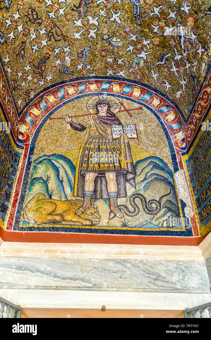 Mosaico di Cristo come un guerriero, Cappella Arcivescovile di Sant'Andrea, c 500annuncio, Ravenna, Emilia Romagna, Italia Foto Stock