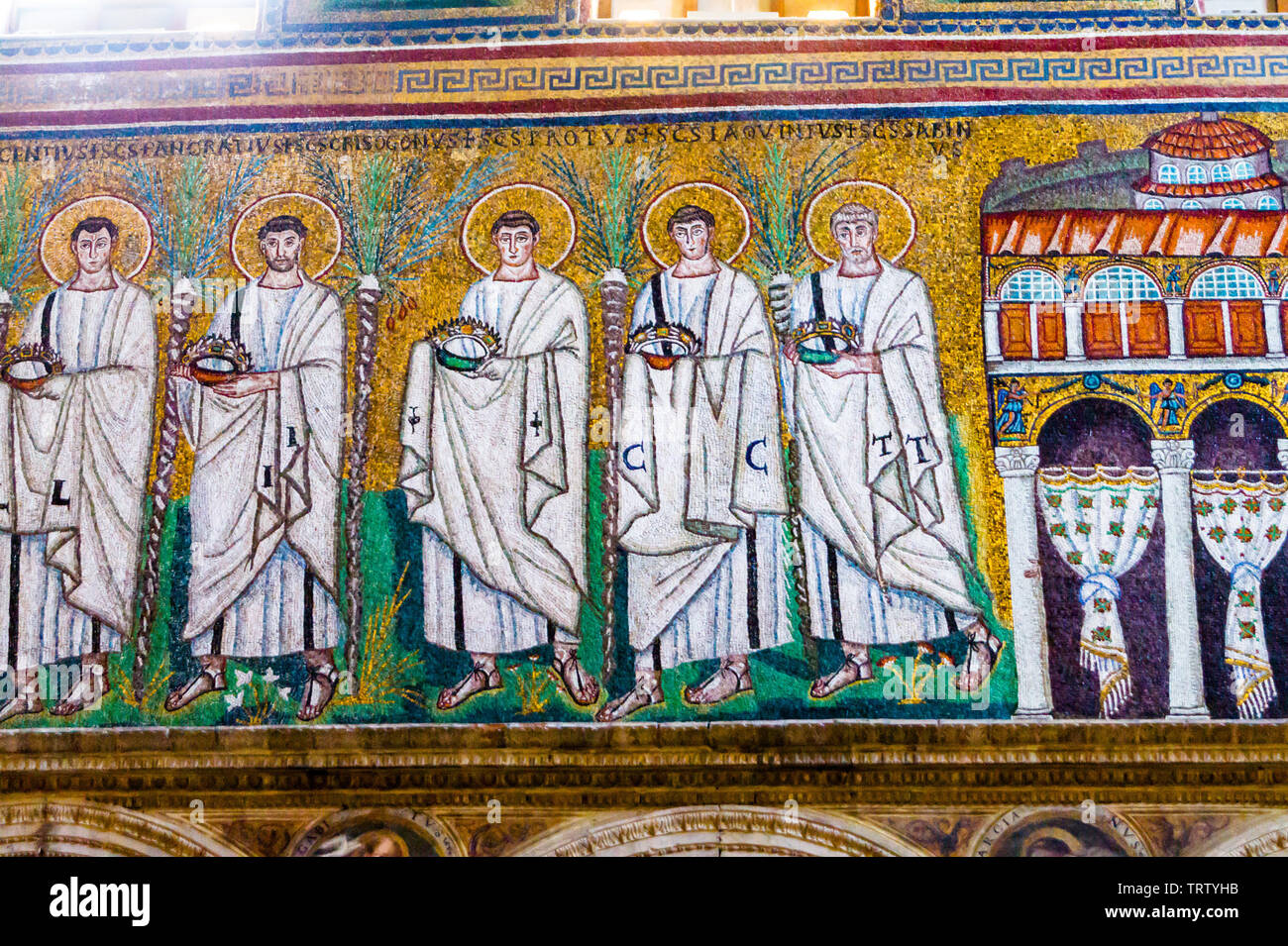 Mosaico di processione dei santi martiri, c.500annuncio, Chiesa di Sant'Apollinare Nuovo, Ravenna, Emilia Romagna, Italia Foto Stock
