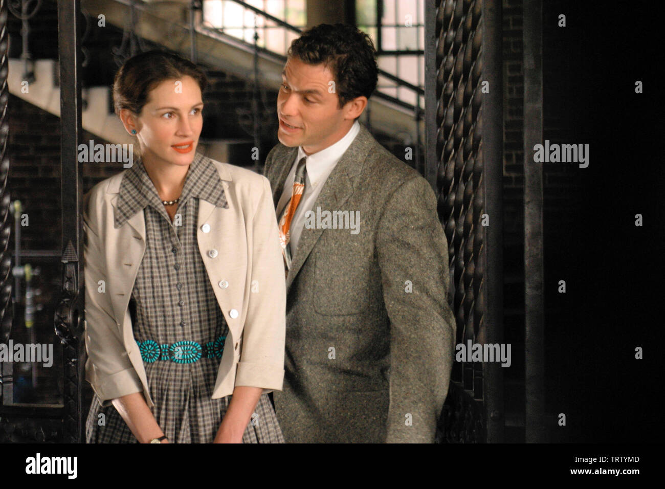 JULIA ROBERTS E DOMINIQUE WEST in MONA LISA SMILE (2003). Copyright: solo uso editoriale. No merchandising o copertine di libri. Questa è una distribuita pubblicamente handout. I diritti di accesso soltanto, senza licenza di copyright fornite. Solo per essere riprodotto in concomitanza con la promozione di questo film. Credito: rivoluzione SRUDIOS E COLUMBIA PICTURES INC. / MARSHAK, BOB / Album Foto Stock