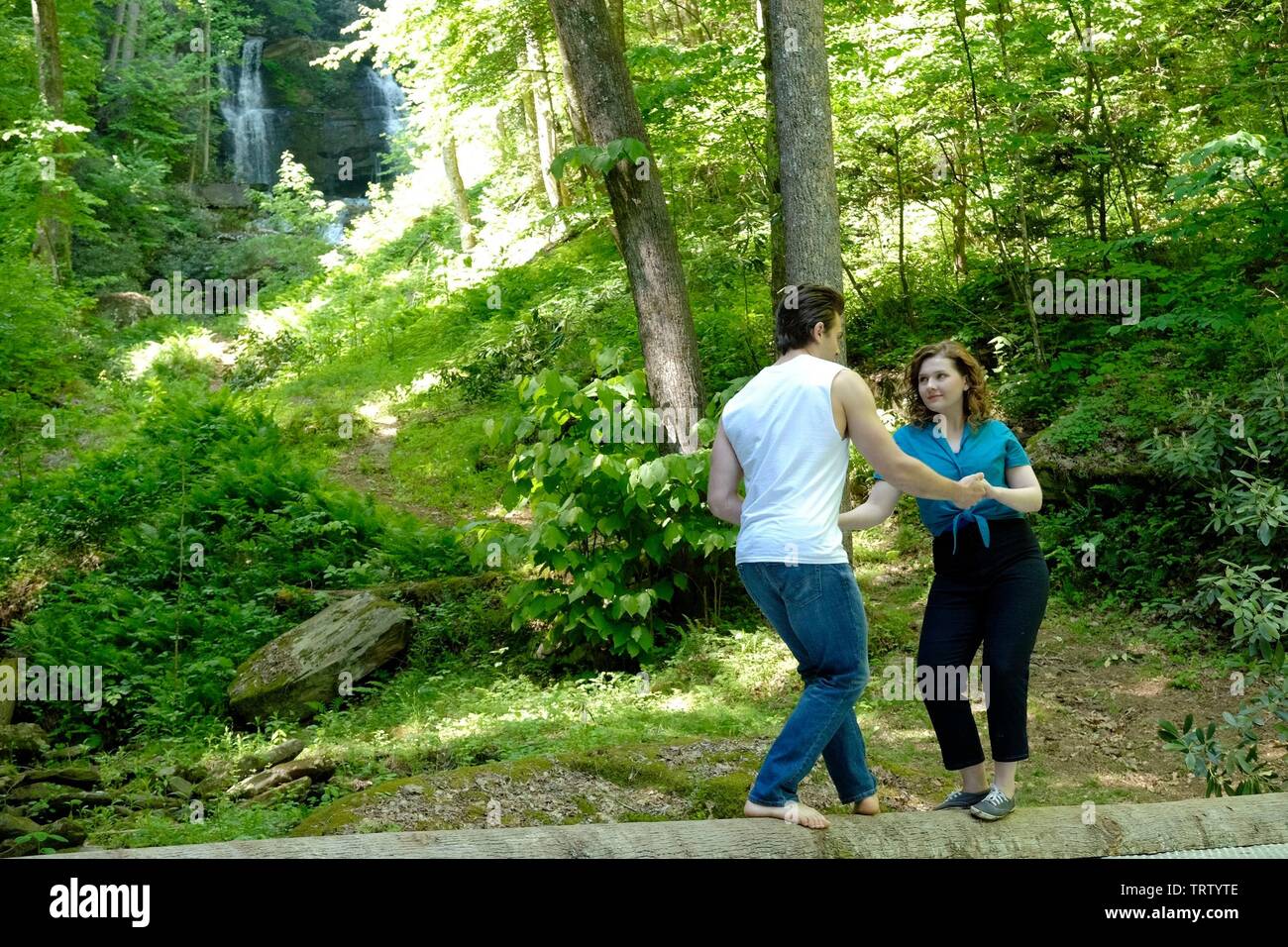 ABIGAIL BRESLIN e COLT PRATTES in Dirty Dancing (2017). Copyright: solo uso editoriale. No merchandising o copertine di libri. Questa è una distribuita pubblicamente handout. I diritti di accesso soltanto, senza licenza di copyright fornite. Solo per essere riprodotto in concomitanza con la promozione di questo film. Credito: LIONSGATE TELEVISIONE / Album Foto Stock