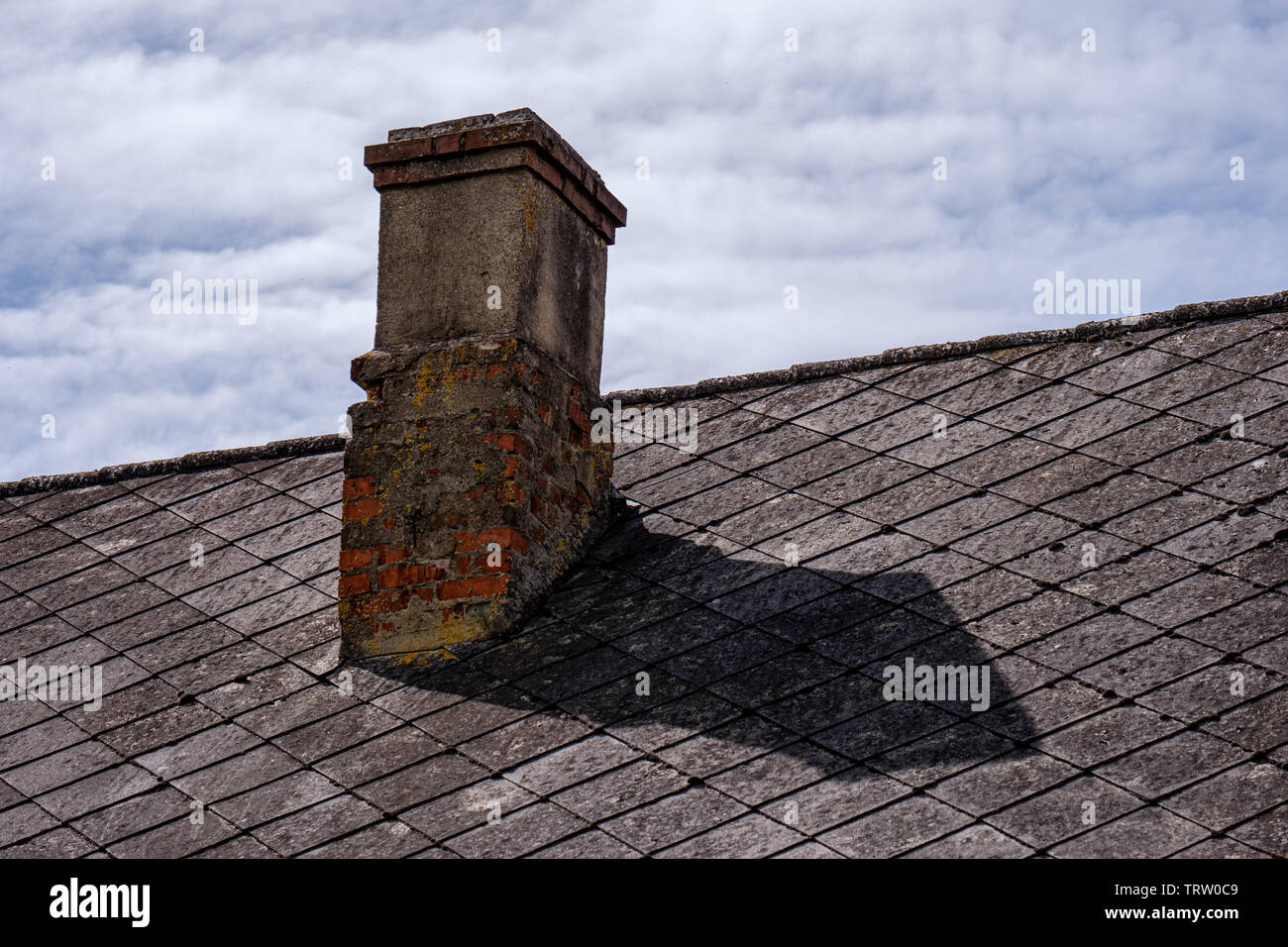 Mattoni di pietra di un edificio in calcestruzzo dettagli nel verde paesaggio di campagna Foto Stock