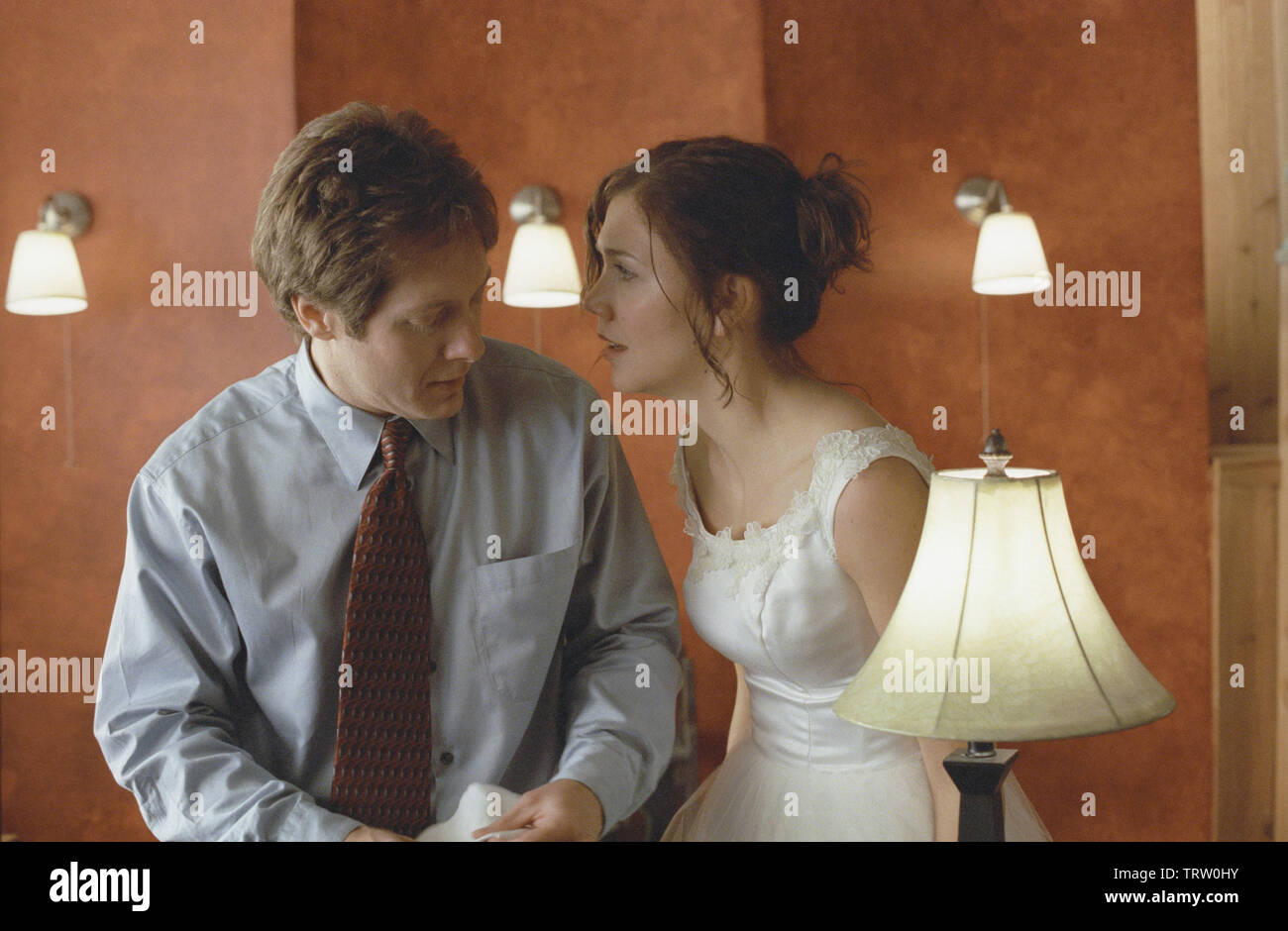 MAGGIE GYLLENHAAL e James Spader in segretario (2002). Copyright: solo uso editoriale. No merchandising o copertine di libri. Questa è una distribuita pubblicamente handout. I diritti di accesso soltanto, senza licenza di copyright fornite. Solo per essere riprodotto in concomitanza con la promozione di questo film. Credito: SLOUGH POND / Album Foto Stock