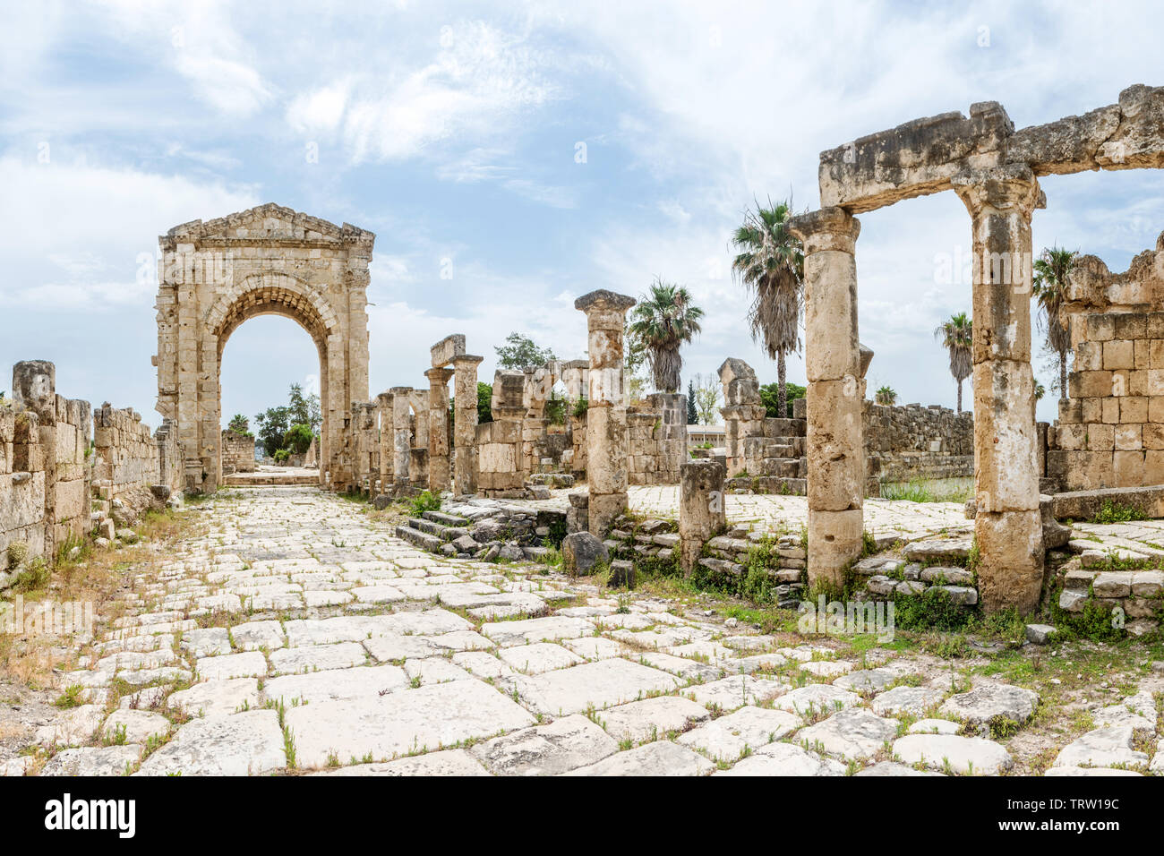 Arco di Trionfo di Adriano e la strada romana, al Bass sito archeologico, pneumatico, Libano Foto Stock