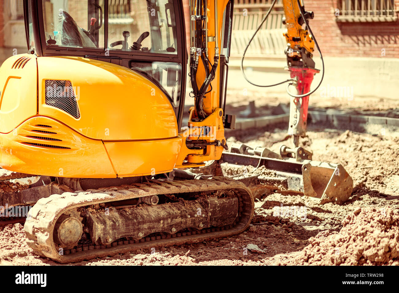 Bulldozer giallo di lavoro sabbia in movimento per la costruzione di un parco Foto Stock