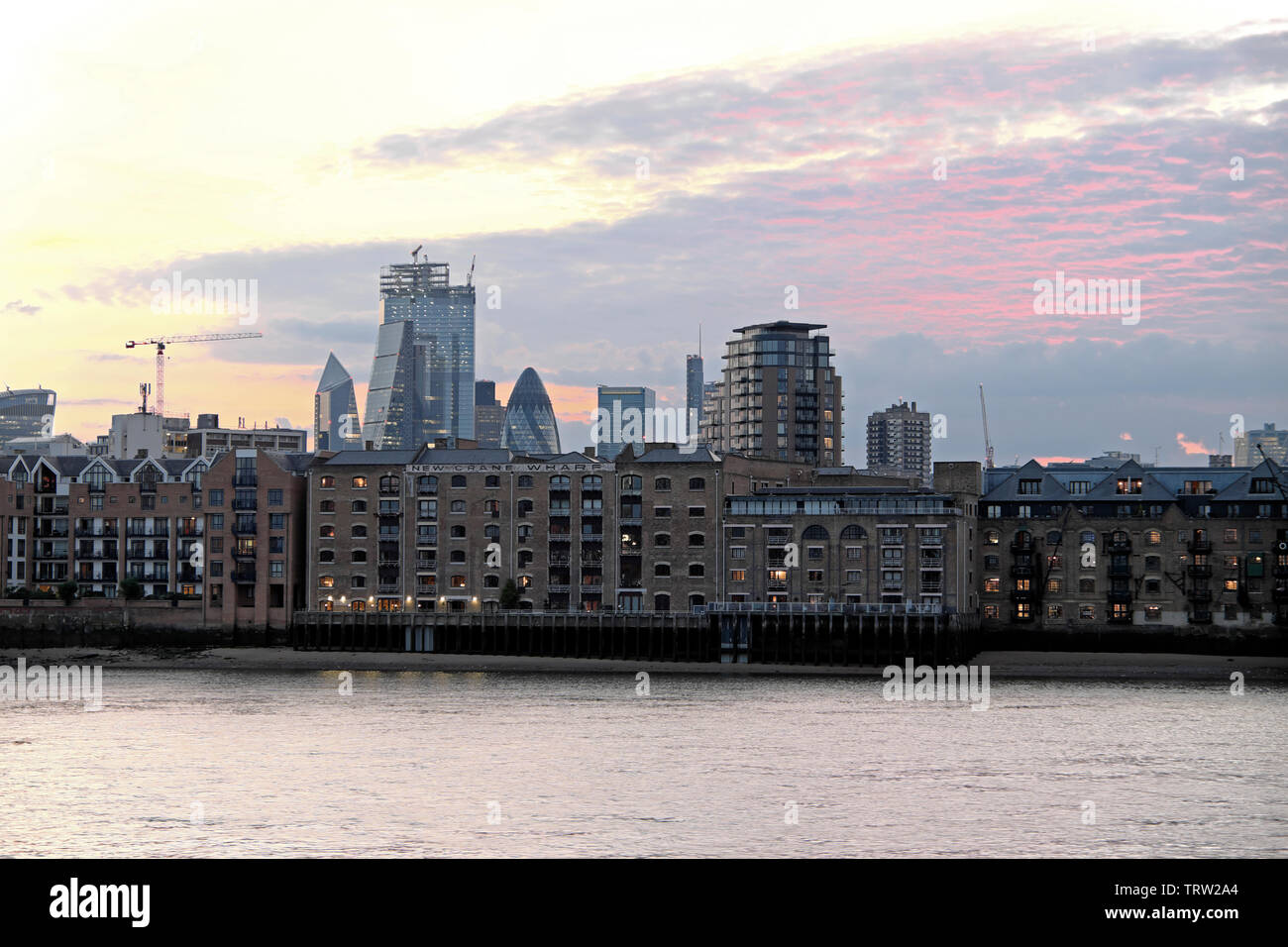 Thames case appartamenti vivere a Londra Wapping appartamenti sul fiume vista da Rotherhithe e città di grattacieli di Londra Inghilterra REGNO UNITO KATHY DEWITT Foto Stock