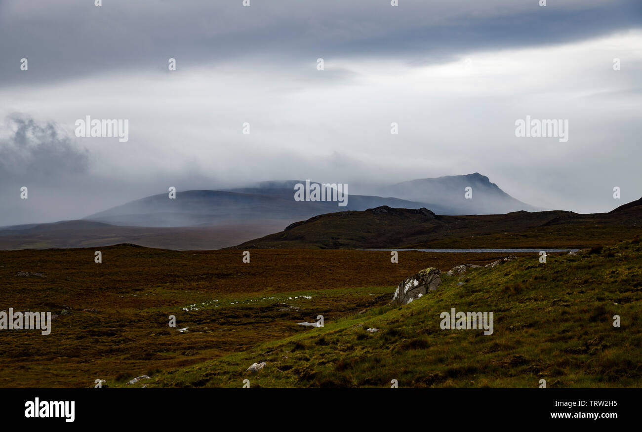 Moody condizioni atmosferiche, guardando attraverso le montagne Assynt, Wester Ross, altopiani, Scozia Foto Stock
