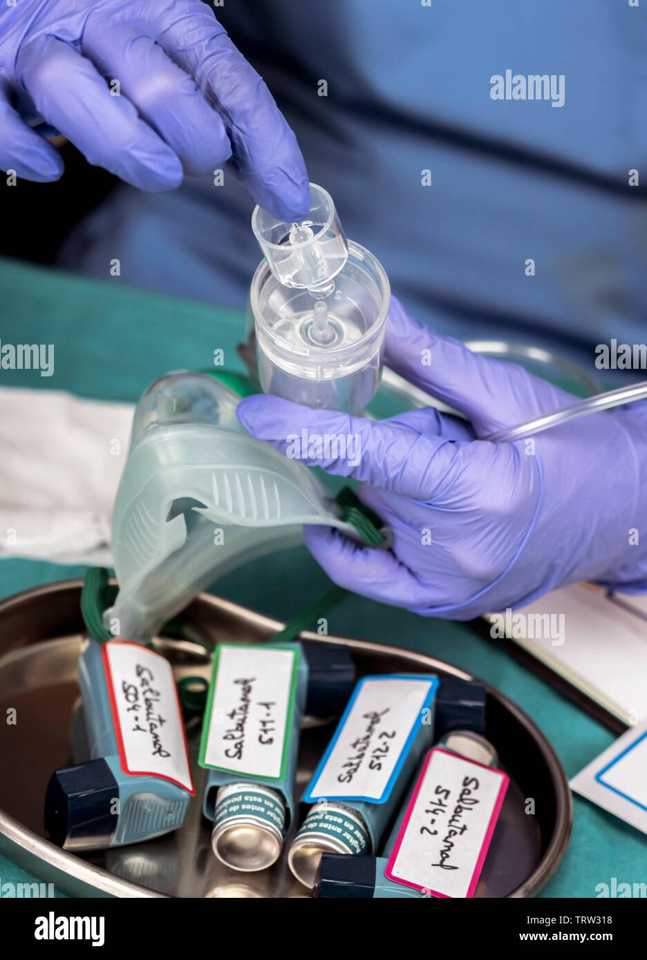 Infermiere prepara la mascherina di ossigeno in ospedale, immagine concettuale Foto Stock