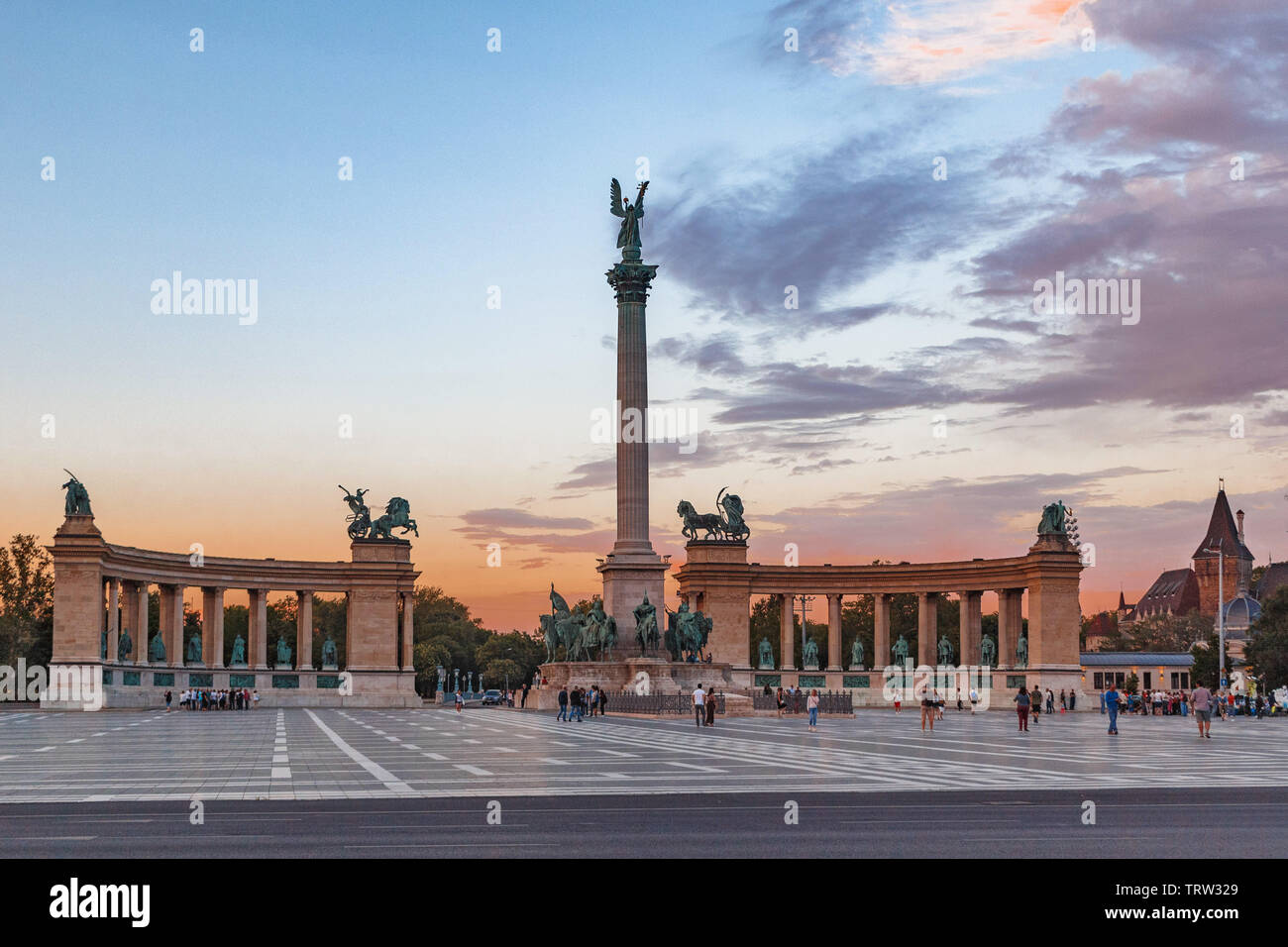 Piazza degli Eroi in Budapest, Ungheria al tramonto in estate Foto Stock