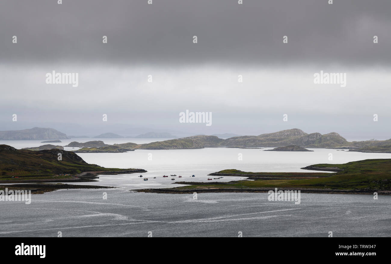 Moody sky oltre l'estate Isles, da Altandhu, Wester Ross, altopiani, Scozia Foto Stock