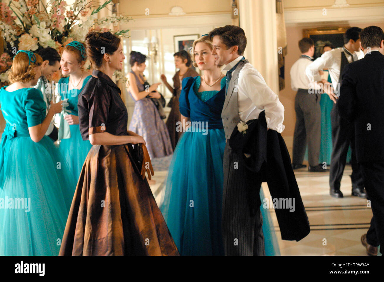 JULIA ROBERTS in MONA LISA SMILE (2003). Copyright: solo uso editoriale. No merchandising o copertine di libri. Questa è una distribuita pubblicamente handout. I diritti di accesso soltanto, senza licenza di copyright fornite. Solo per essere riprodotto in concomitanza con la promozione di questo film. Credito: rivoluzione SRUDIOS E COLUMBIA PICTURES INC. / MARSHAK, BOB / Album Foto Stock