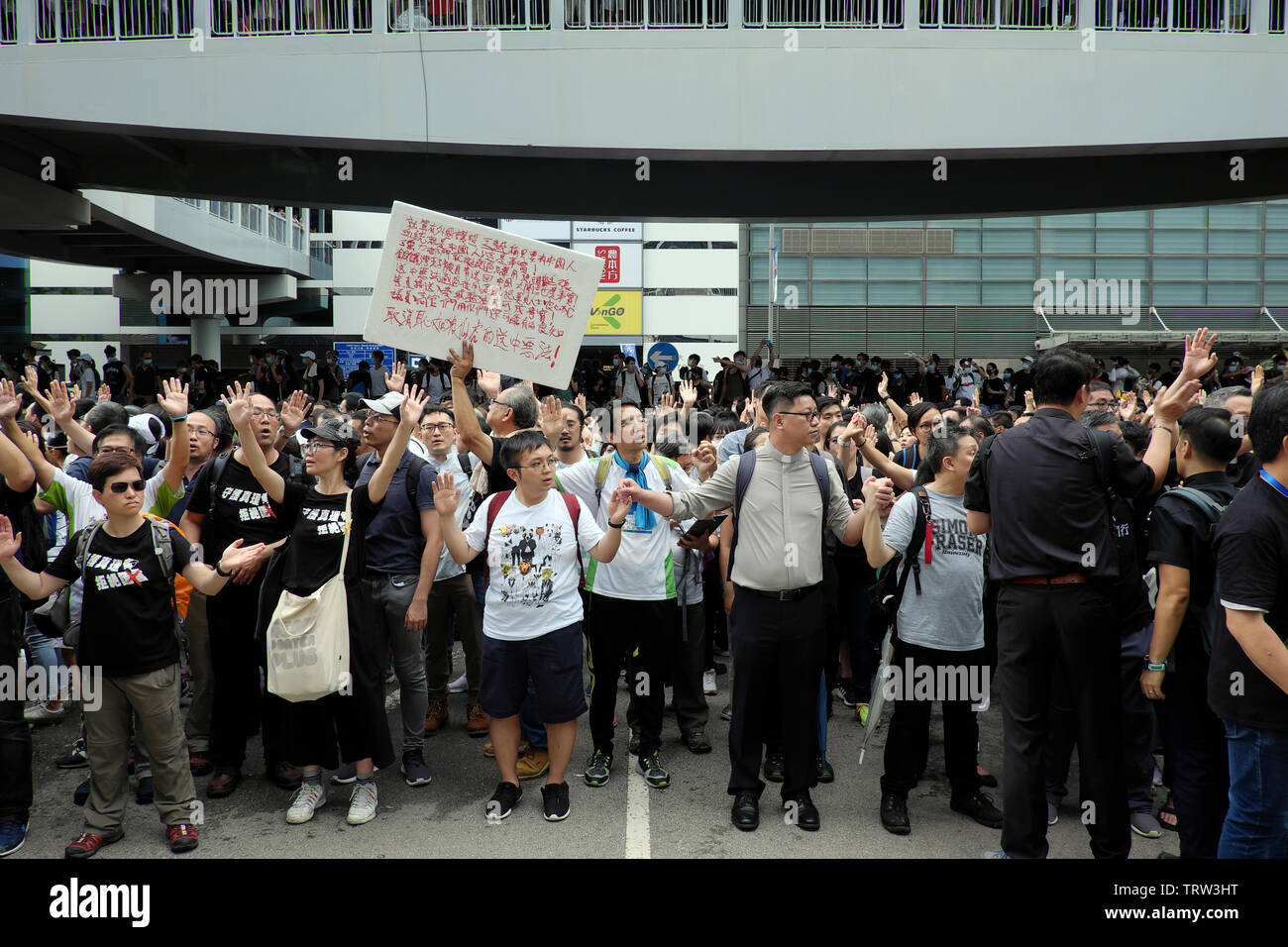 Hong Kong, Cina. 12 Giugno, 2019. Persone non identificate la protesta contro la legge in materia di estradizione in seno al consiglio legislativo area in Hong Kong Credit: Thomas Bertson/Alamy Live News Foto Stock
