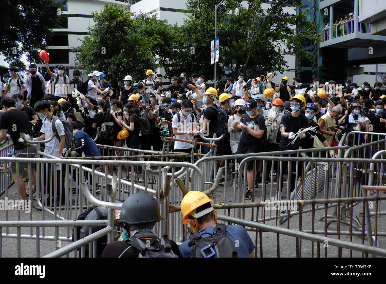Hong Kong, Cina. 12 Giugno, 2019. Le proteste contro la legge in materia di estradizione in seno al consiglio legislativo area in Hong Kong Credit: Thomas Bertson/Alamy Live News Foto Stock