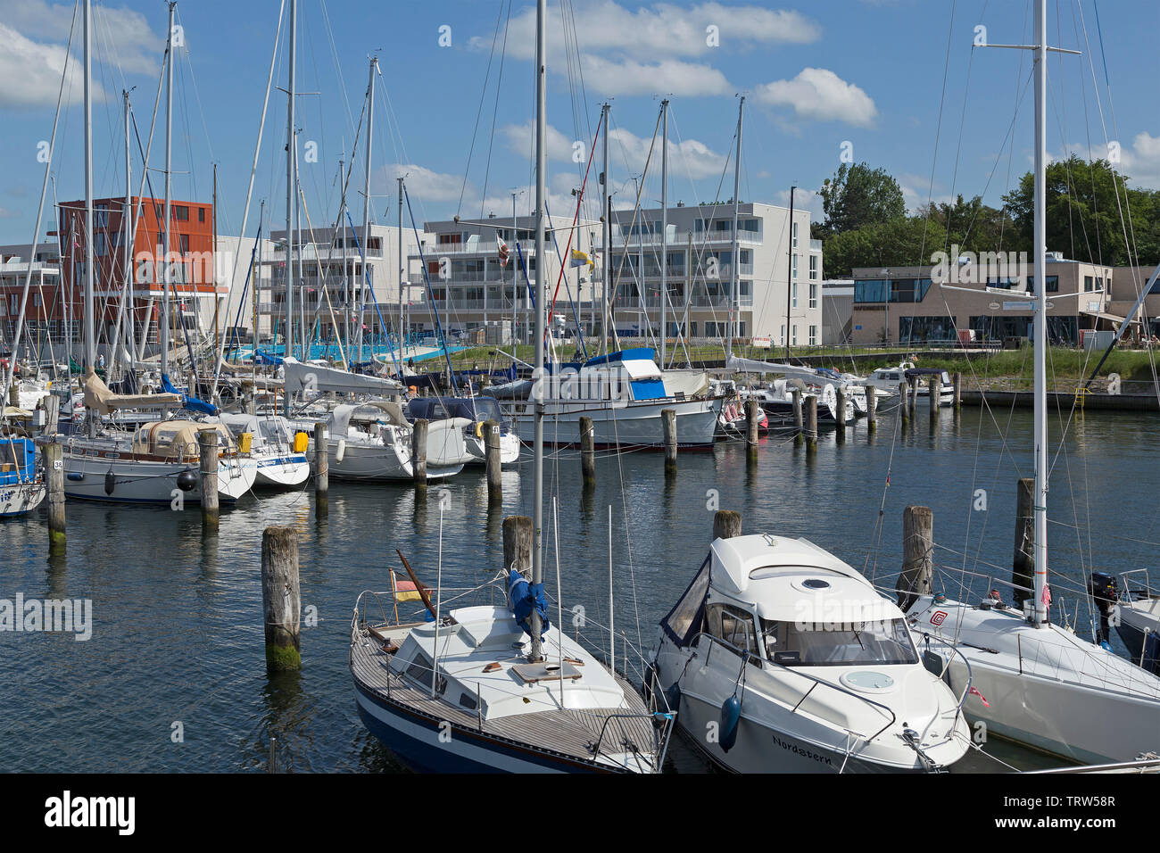 Marina con Waterfront Quarti, Priwall, Travemuende, Schleswig-Holstein, Germania Foto Stock