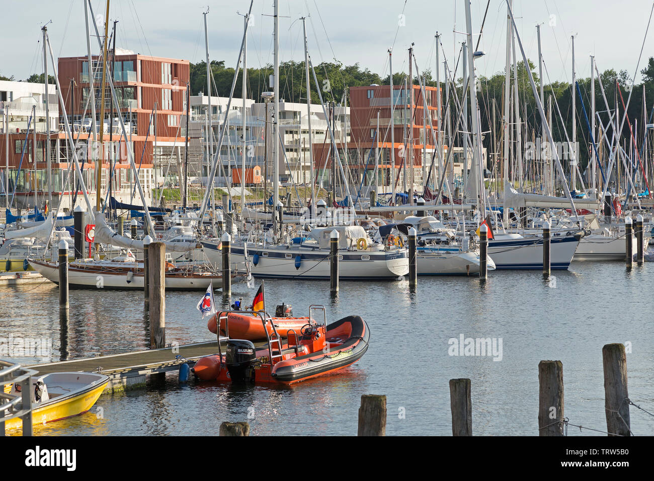 Marina con Waterfront Quarti, Priwall, Travemuende, Schleswig-Holstein, Germania Foto Stock