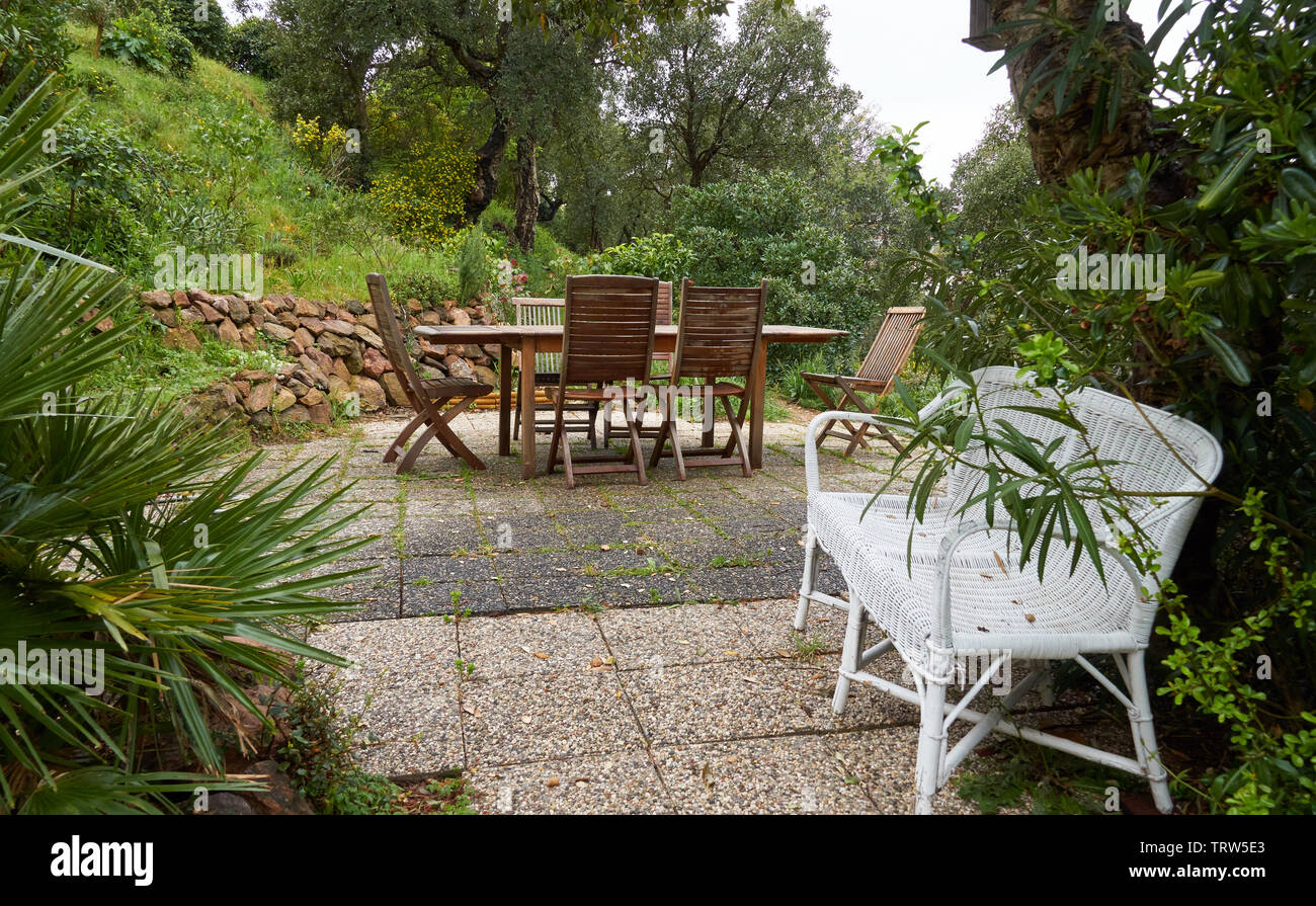 Mobili in legno nel giardino alla francese in aprile. Costa Azzurra, Francia Foto Stock