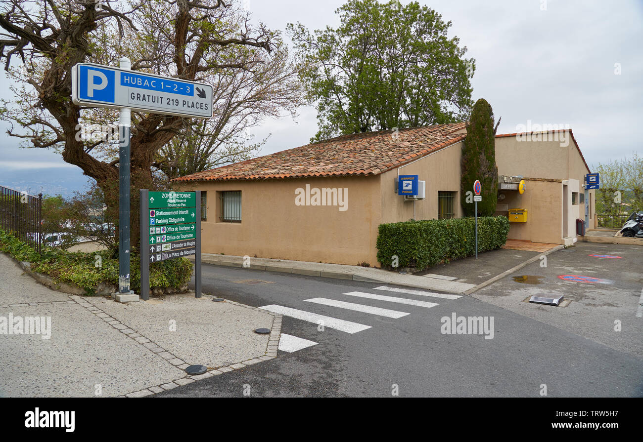 Mougins, Francia - 03 Aprile 2019: ufficio postale e la banca postale ufficio nel villaggio di Mougins Foto Stock
