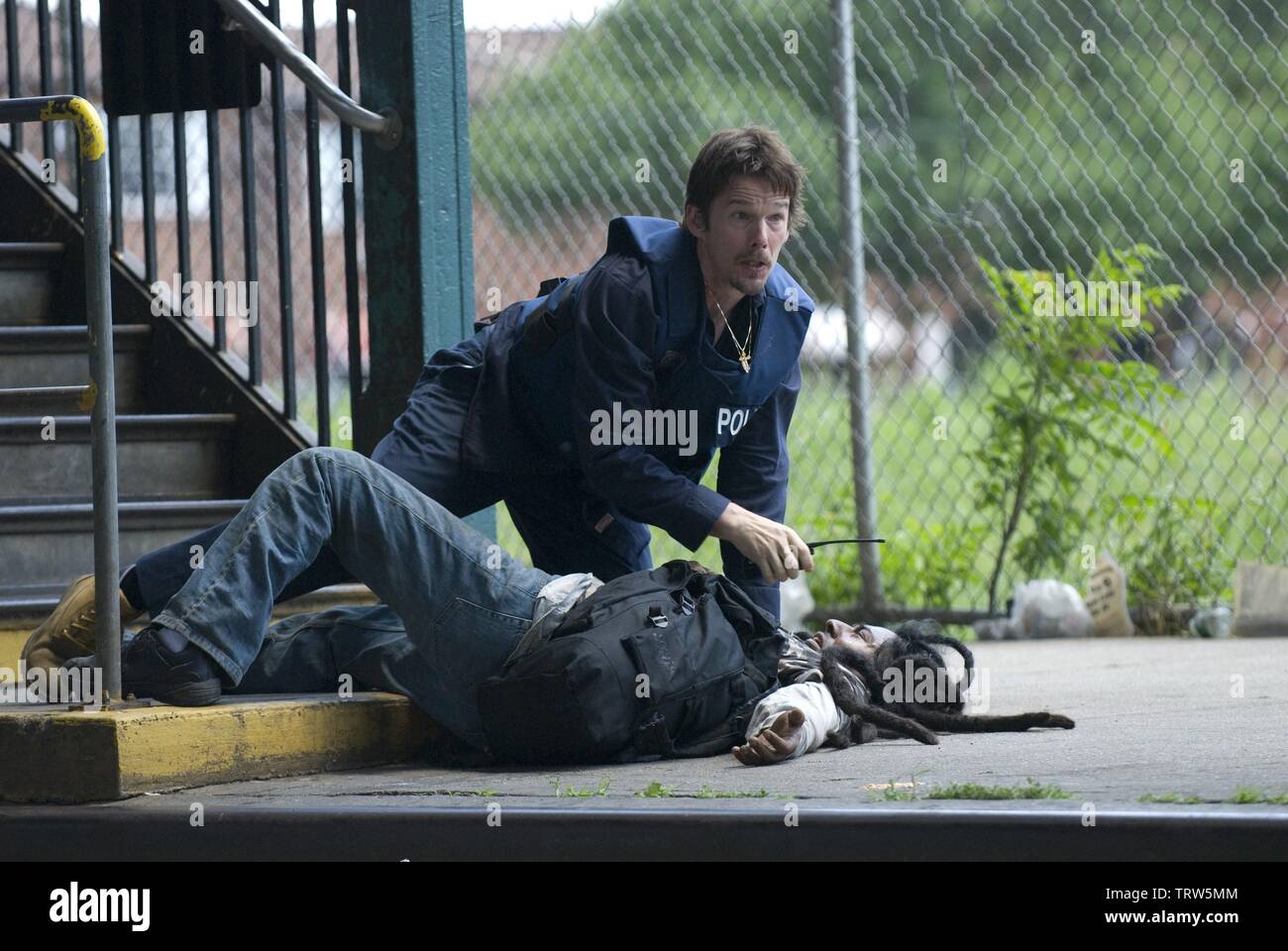 ETHAN HAWKE in BROOKLYN I MIGLIORI (2009). Copyright: solo uso editoriale. No merchandising o copertine di libri. Questa è una distribuita pubblicamente handout. I diritti di accesso soltanto, senza licenza di copyright fornite. Solo per essere riprodotto in concomitanza con la promozione di questo film. Credito: millennium film/thunder road productions / Album Foto Stock