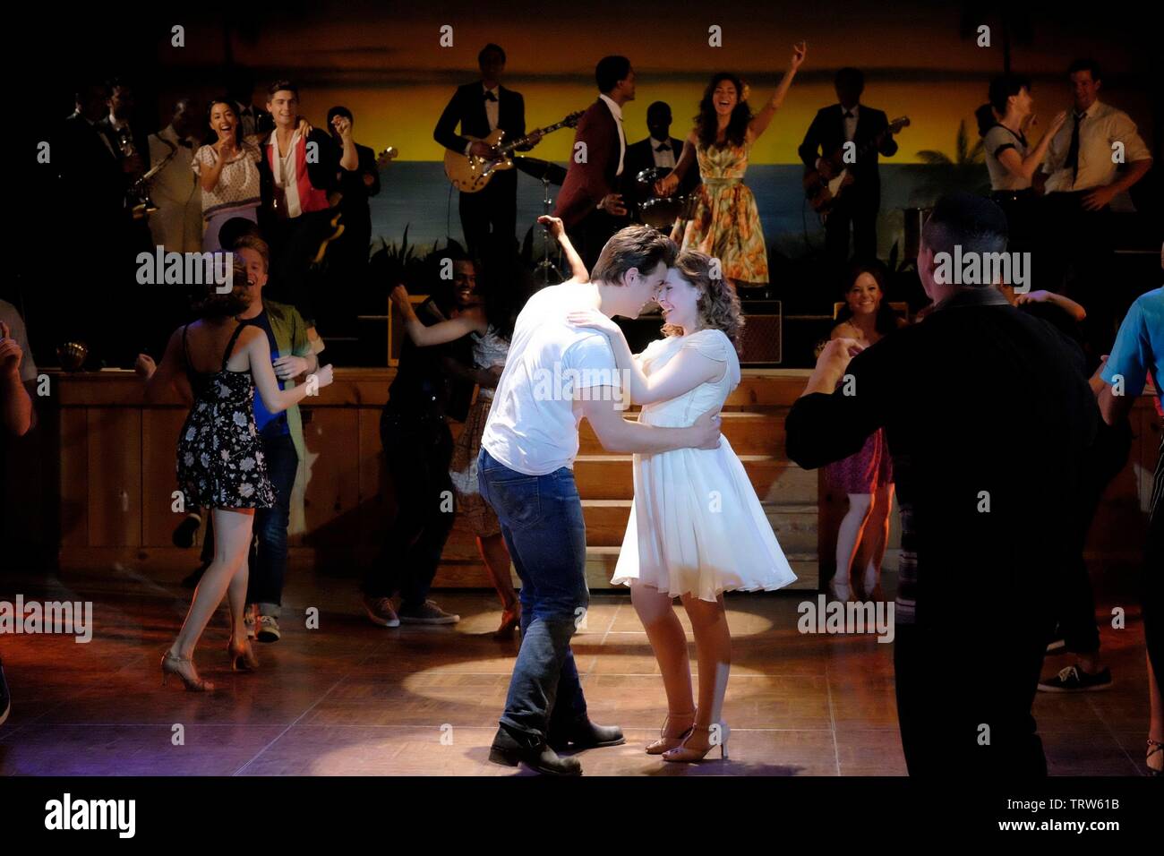 ABIGAIL BRESLIN e COLT PRATTES in Dirty Dancing (2017). Copyright: solo uso editoriale. No merchandising o copertine di libri. Questa è una distribuita pubblicamente handout. I diritti di accesso soltanto, senza licenza di copyright fornite. Solo per essere riprodotto in concomitanza con la promozione di questo film. Credito: LIONSGATE TELEVISIONE / Album Foto Stock