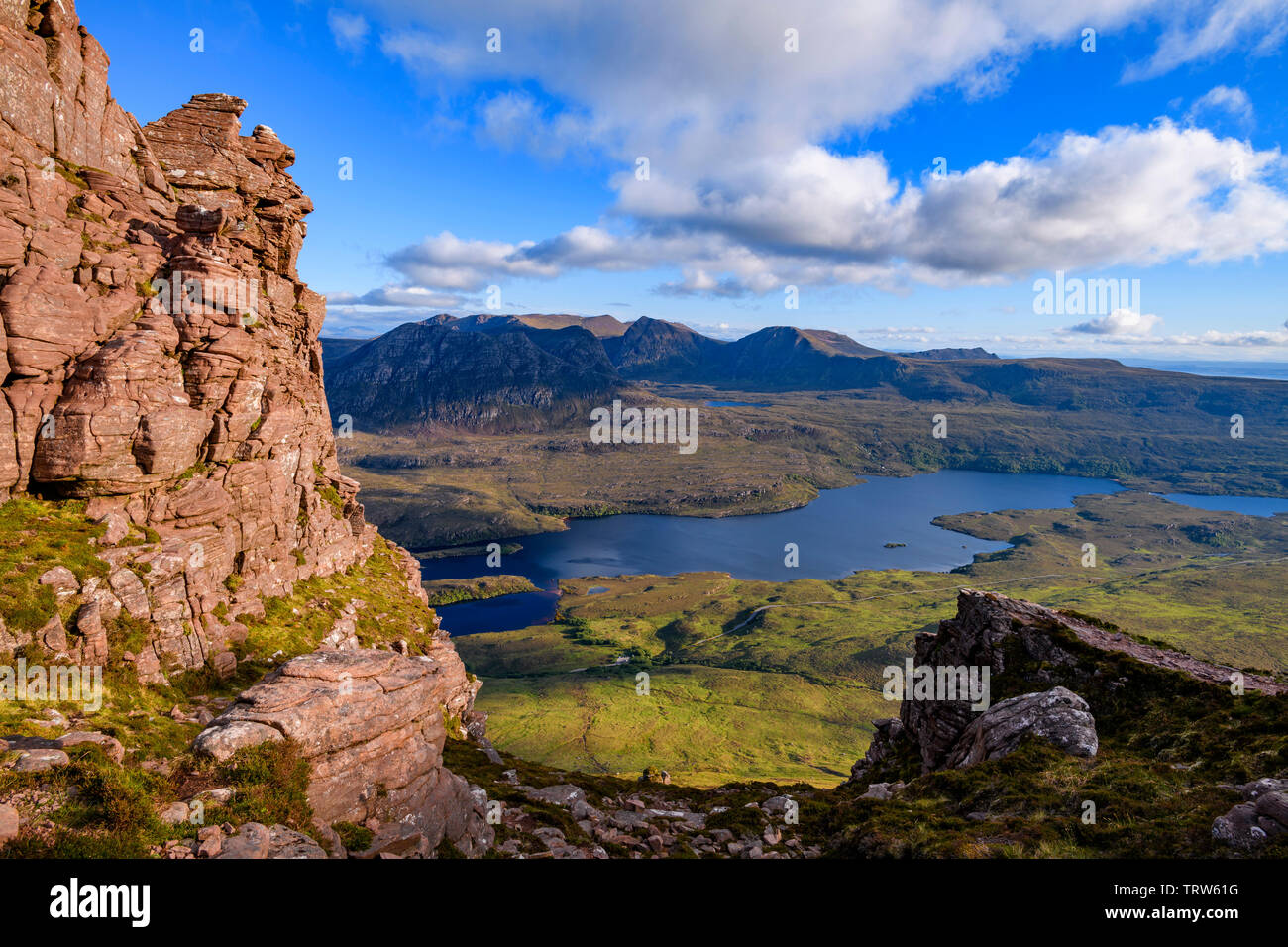 Vista da stac Pollaidh guardando verso Loch Lurgainn, Sgorr Tuath e Beinn un Eoin, Coigach, Wester Ross, altopiani, Scozia Foto Stock