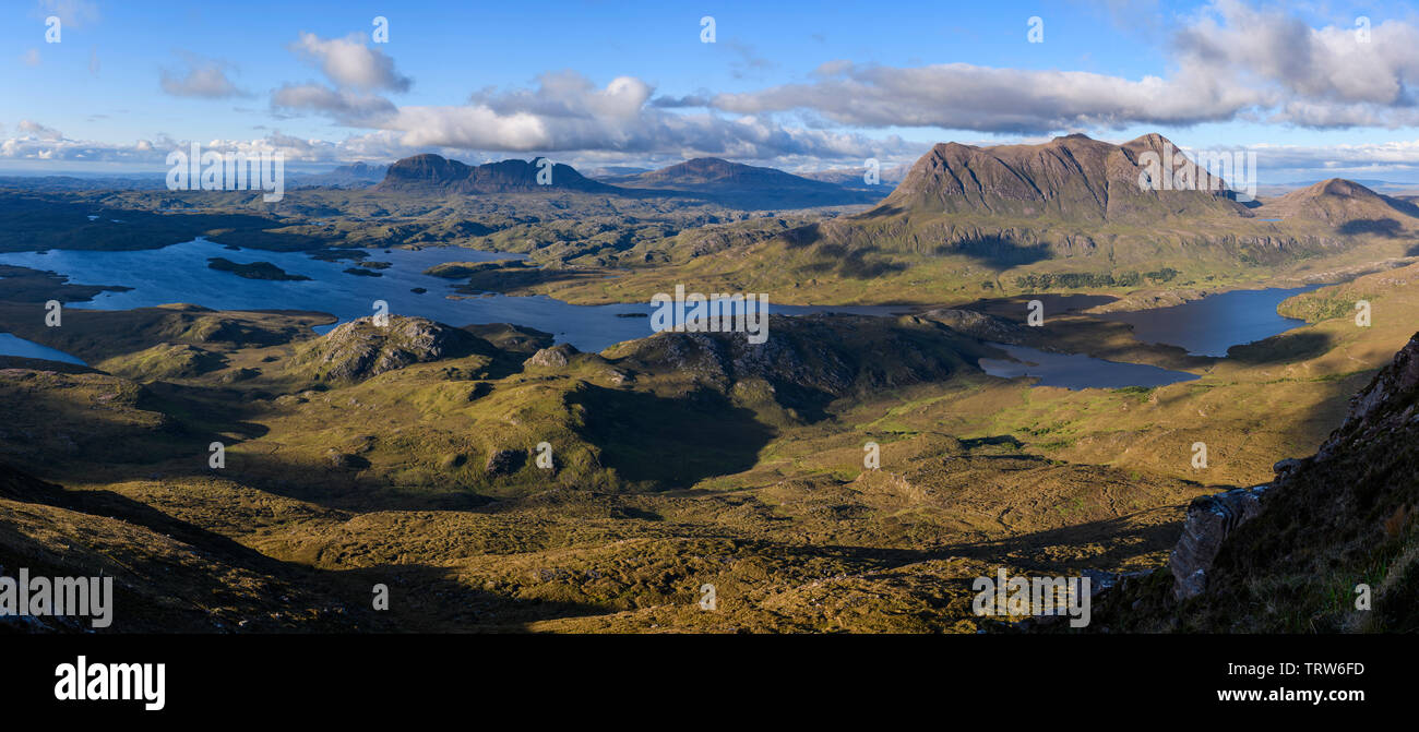 Vista panoramica da stac Pollaidh guardando verso Loch Sionascaig, Suilven, Canisp e Cul Mor, Assynt, Wester Ross e Sutherland, altopiani, Scozia Foto Stock