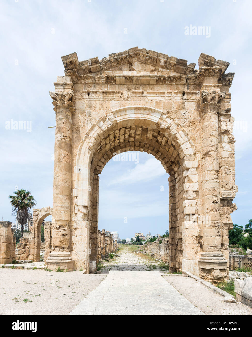Arco di Trionfo di Adriano, al Bass sito archeologico, pneumatico, Libano Foto Stock