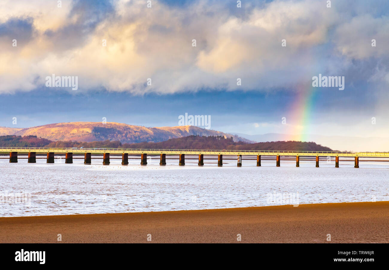 Il viadotto ferroviario sul canale del Kent ad Arnside, Lake District National Park, Inghilterra Foto Stock