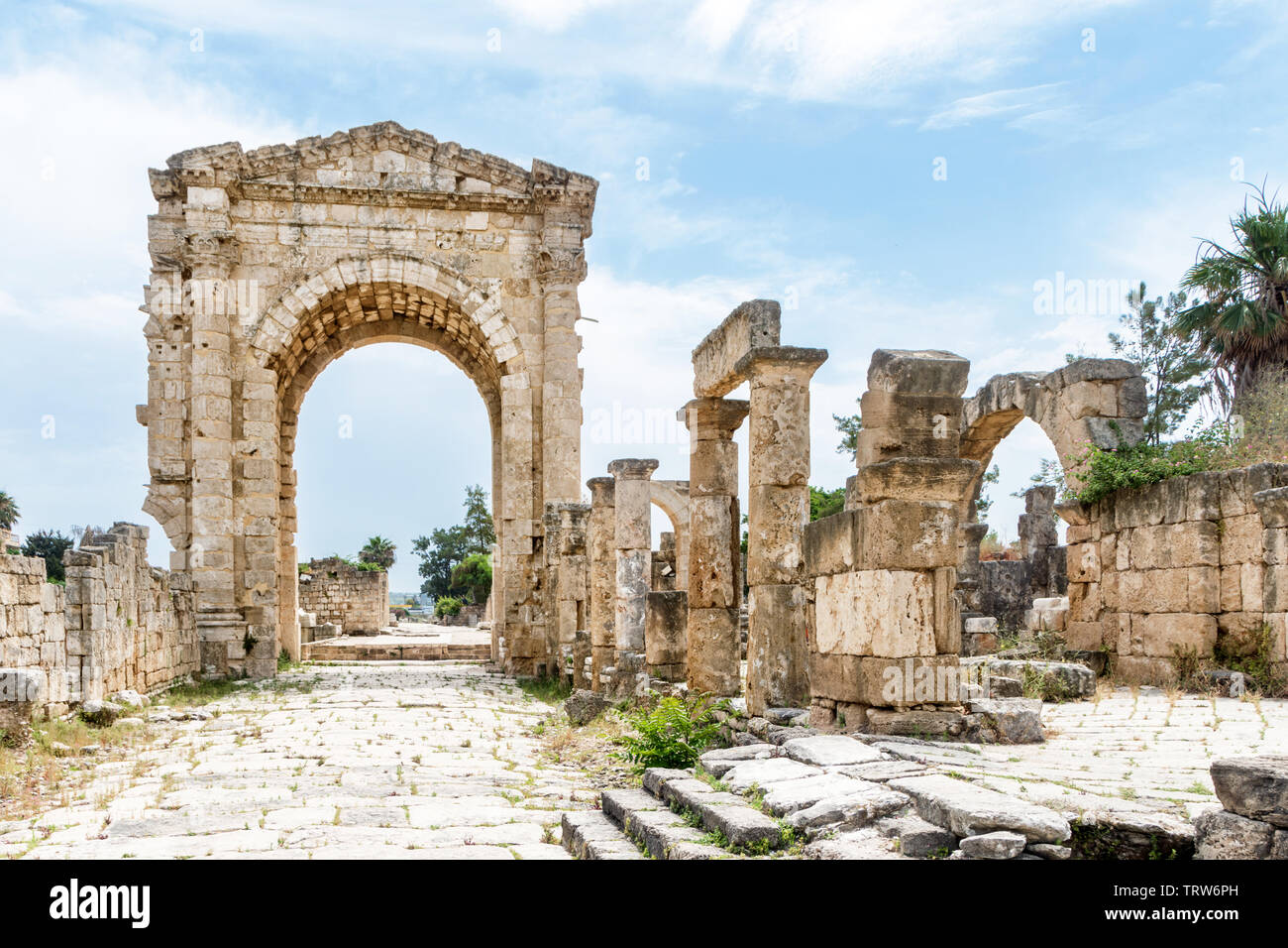 Arco di Trionfo di Adriano, al Bass sito archeologico, pneumatico, Libano Foto Stock