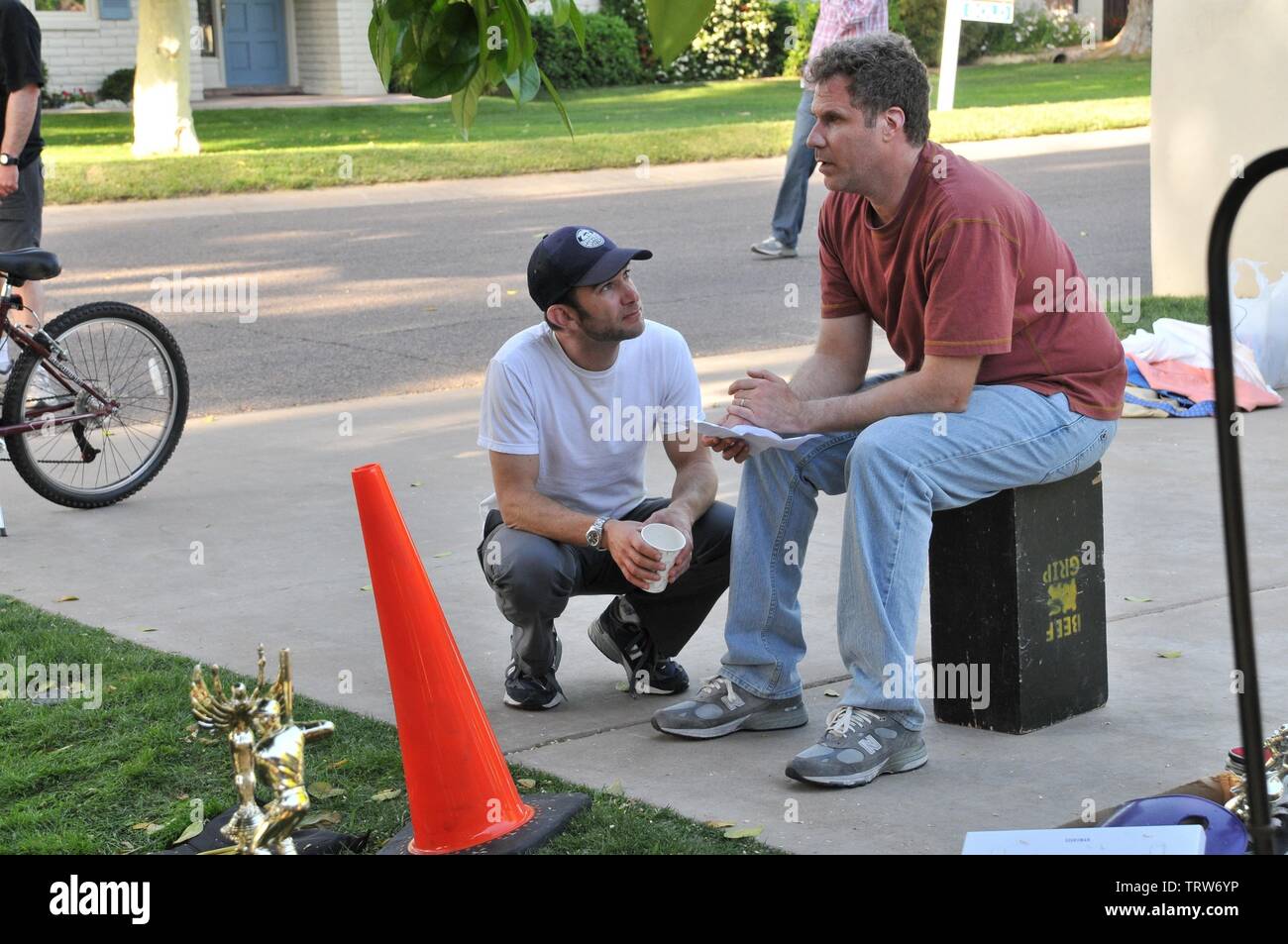 WILL FERRELL E DAN RUSH in tutto deve andare (2010). Copyright: solo uso editoriale. No merchandising o copertine di libri. Questa è una distribuita pubblicamente handout. I diritti di accesso soltanto, senza licenza di copyright fornite. Solo per essere riprodotto in concomitanza con la promozione di questo film. Credito: il canto degli uccelli foto (Presenta) IM Global Nationlight prodotto / Album Foto Stock