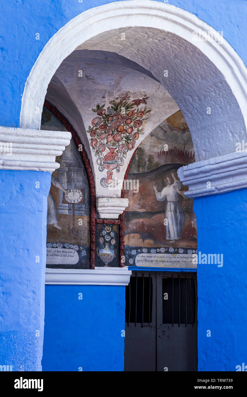 Pitture Murali pitture murali in arancio chiostro nel Monasterio de Santa Catalina, monastero, edificio religioso in Arequipa, Perù, Sud America Foto Stock