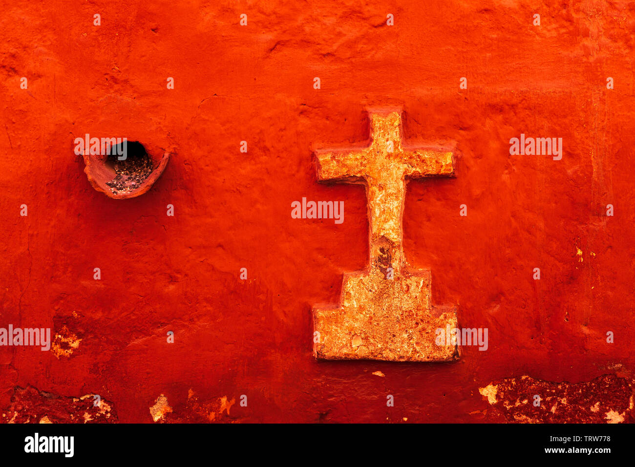 Croce di pietra su una parete in via Toledo, Monasterio de Santa Catalina, monastero, edificio religioso in Arequipa, Perù, Sud America Foto Stock
