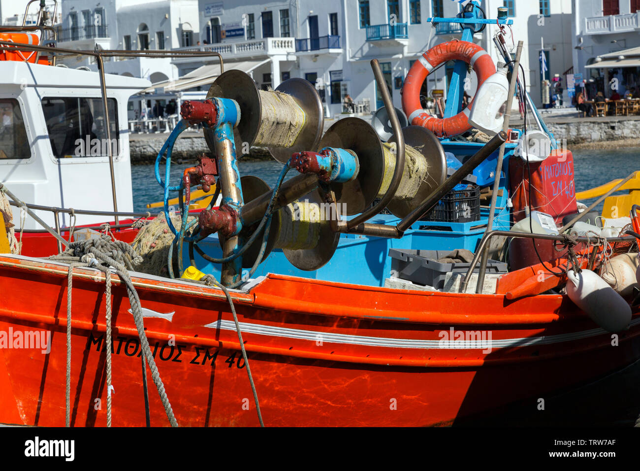 Close up di un colorato la pesca in barca nel porto di Mykonos. Aste, reti da pesca, mulinelli, pongono tra gli altri attrezzi da pesca. Foto Stock