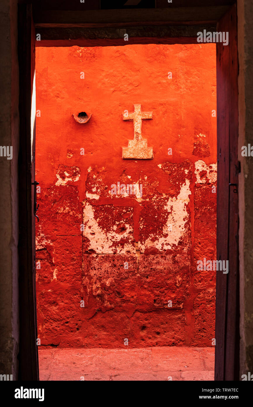 Croce di pietra su una parete in via Toledo, Monasterio de Santa Catalina, monastero, edificio religioso in Arequipa, Perù, Sud America Foto Stock