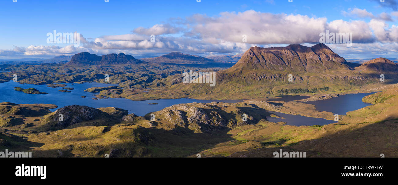 Vista panoramica da stac Pollaidh guardando verso Loch Sionascaig, Suilven, Canisp e Cul Mor, Assynt, Wester Ross e Sutherland, altopiani, Scozia Foto Stock