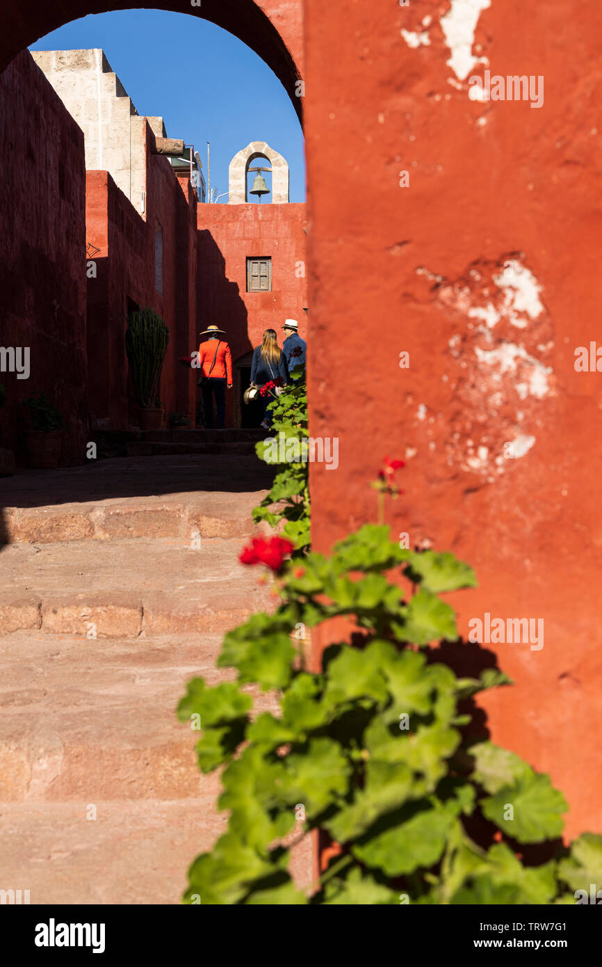 Calle Sevilla, Sevile street, Monasterio de Santa Catalina, monastero, edificio religioso in Arequipa, Perù, Sud America Foto Stock